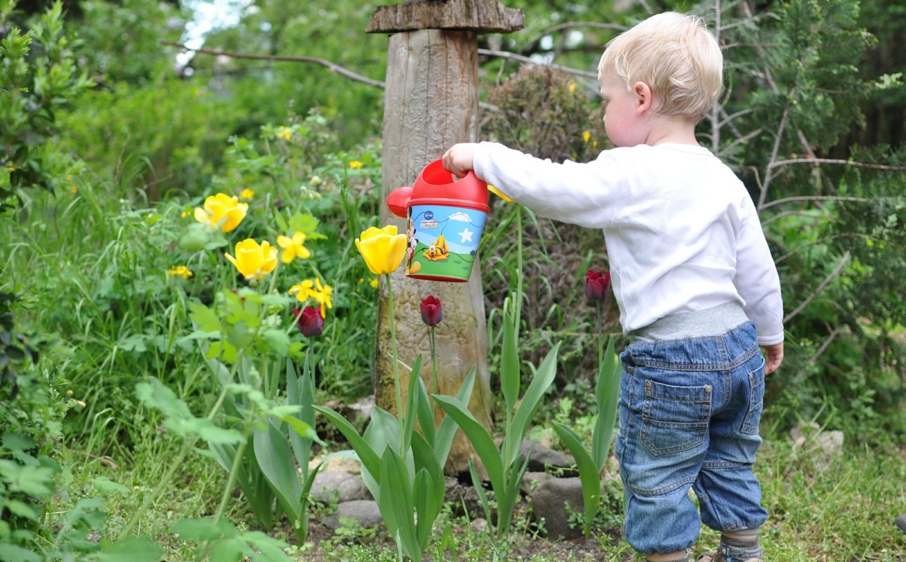 bambini-giardino-ferretticasa